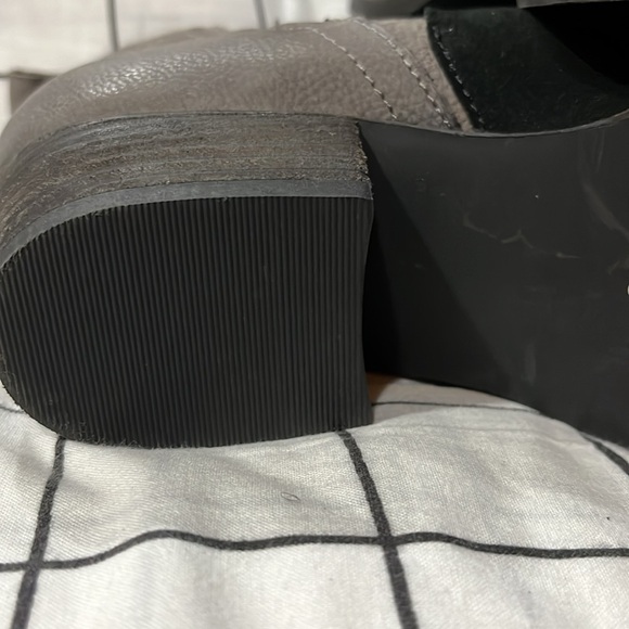 JOURNEE LEATHER COLOR BLOCK ANKLE BOOTS - Picture 5 of 9